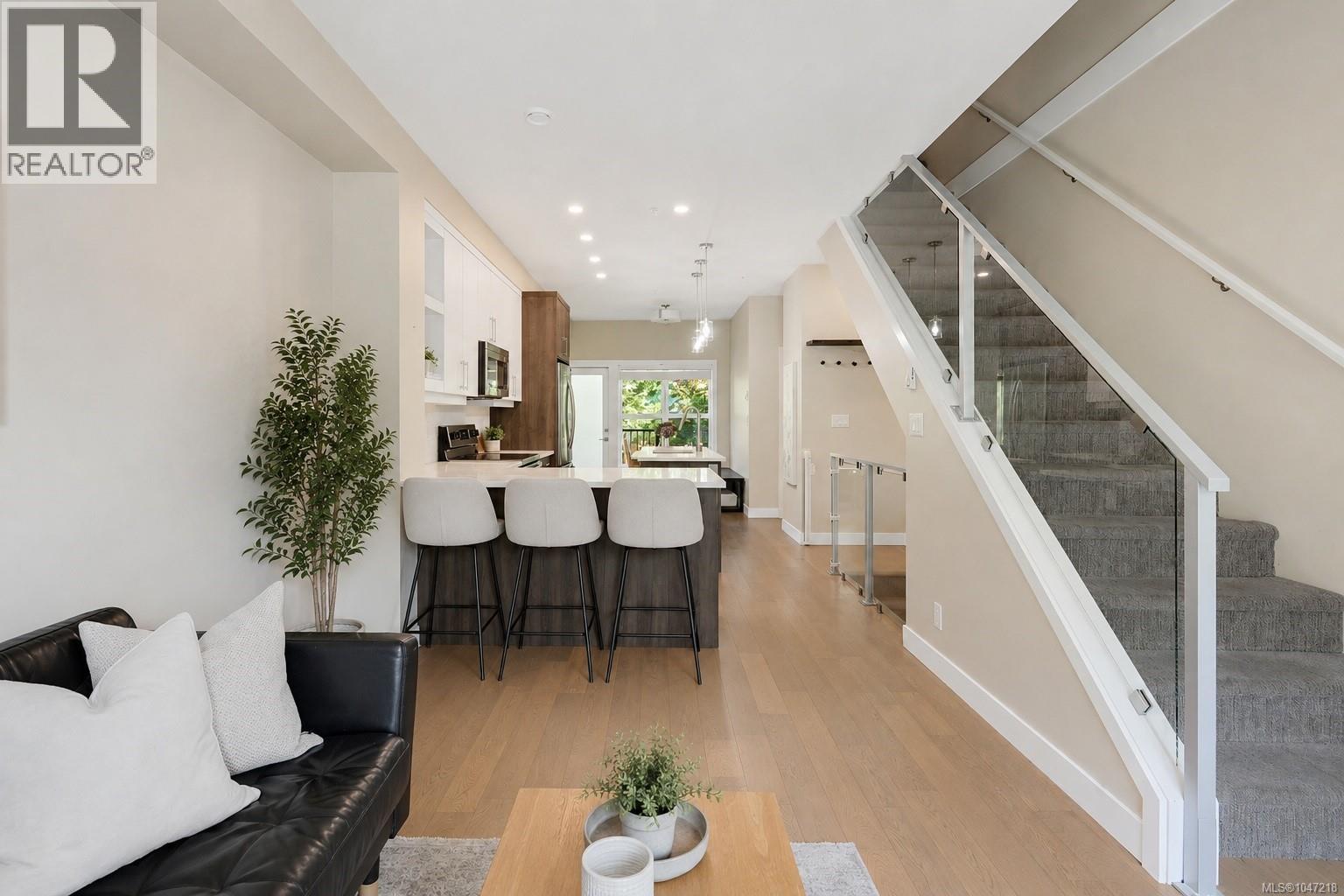 #6 618 Lampson St - Image 3