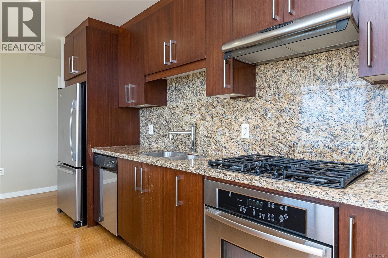 #901 379 Tyee Rd - 13