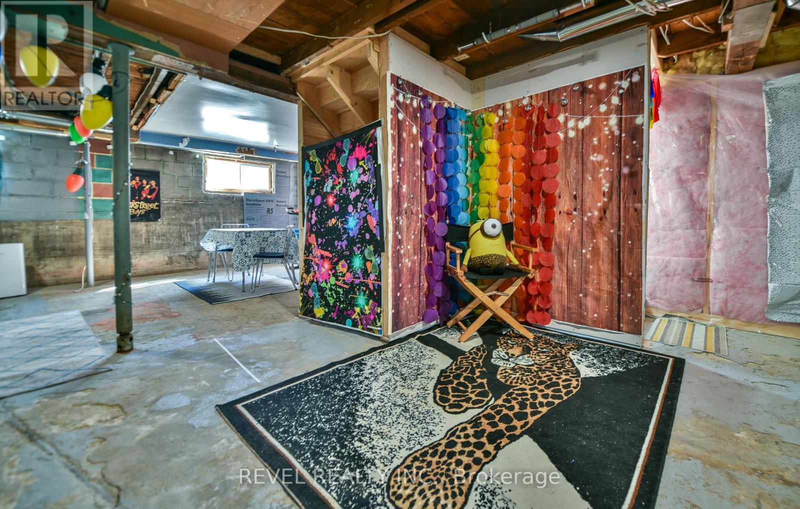 239 MAPLE STREET N - 32