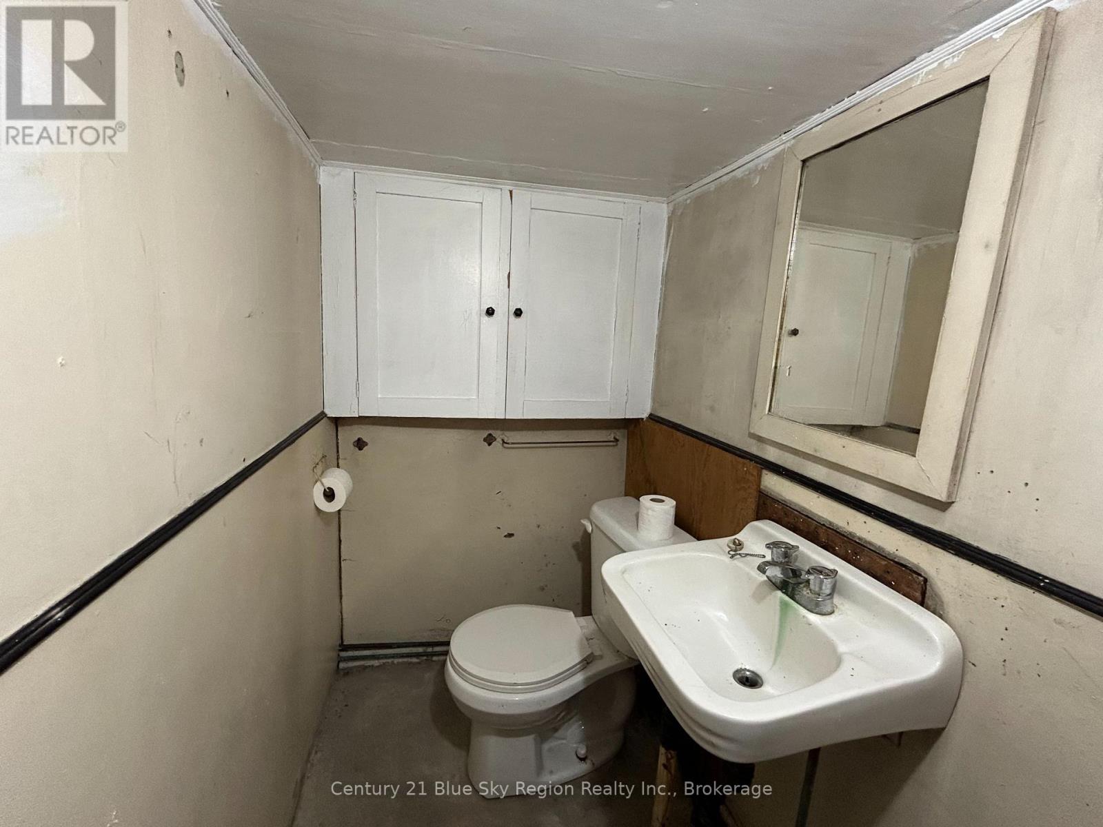 962 MAIN STREET W - Image 22