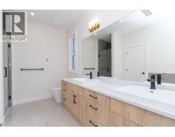 701 Madrona Pl, Langford, BC V9B6C6 Photo 18