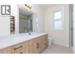 701 Madrona Pl, Langford, BC V9B6C6 Photo 22