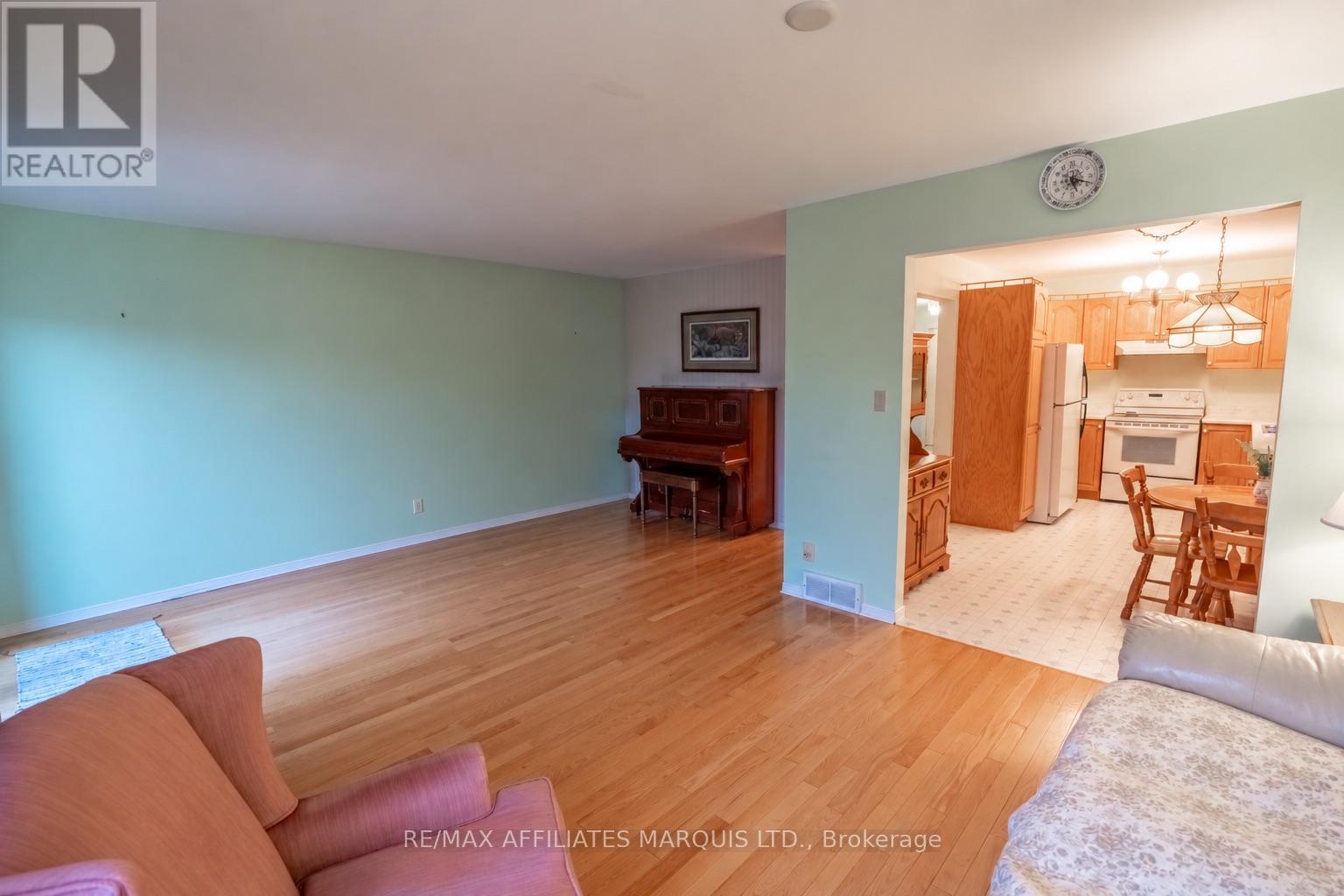 120 HERITAGE PLACE - 4