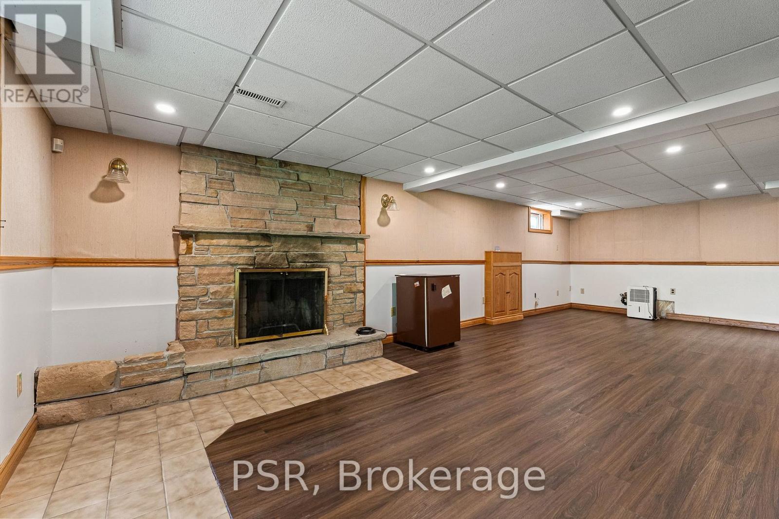 6 LIPPINCOTT COURT - 33