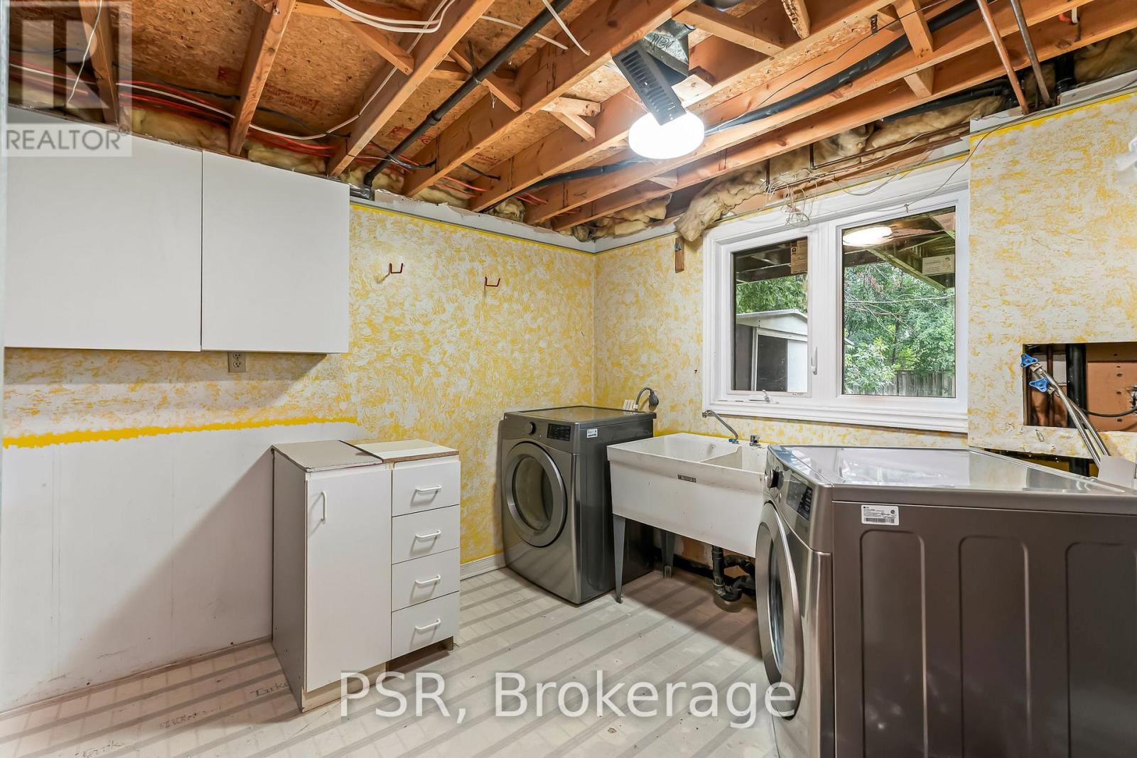 6 LIPPINCOTT COURT - 36