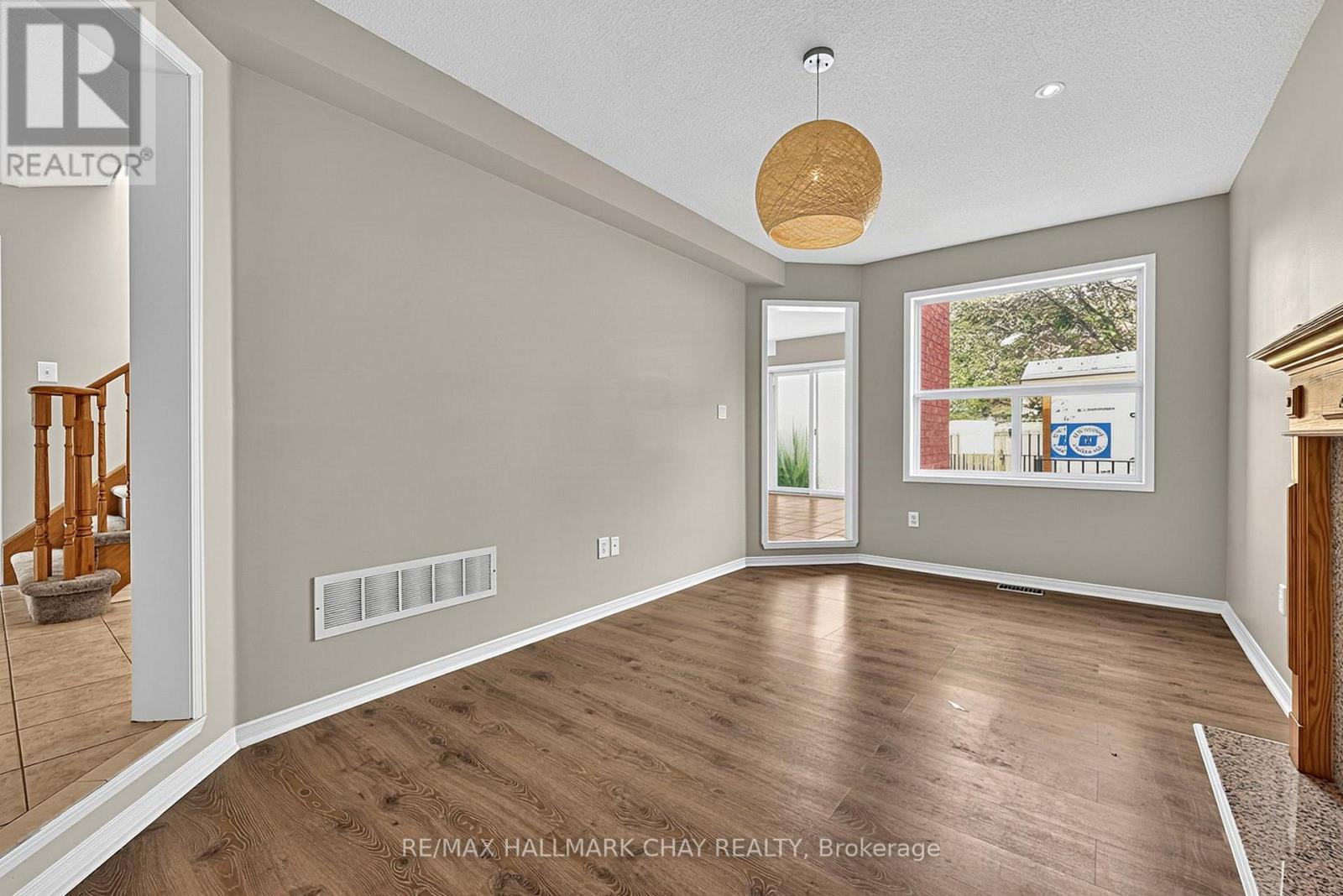 50 LOON AVENUE - 22