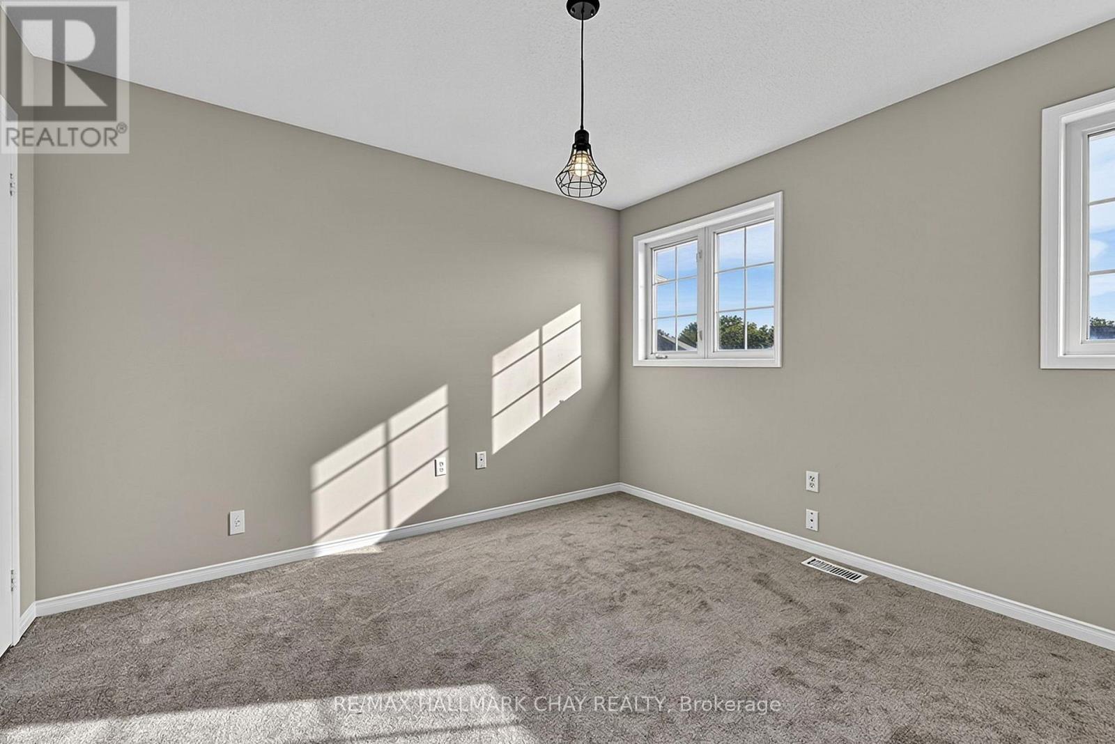 50 LOON AVENUE - 32