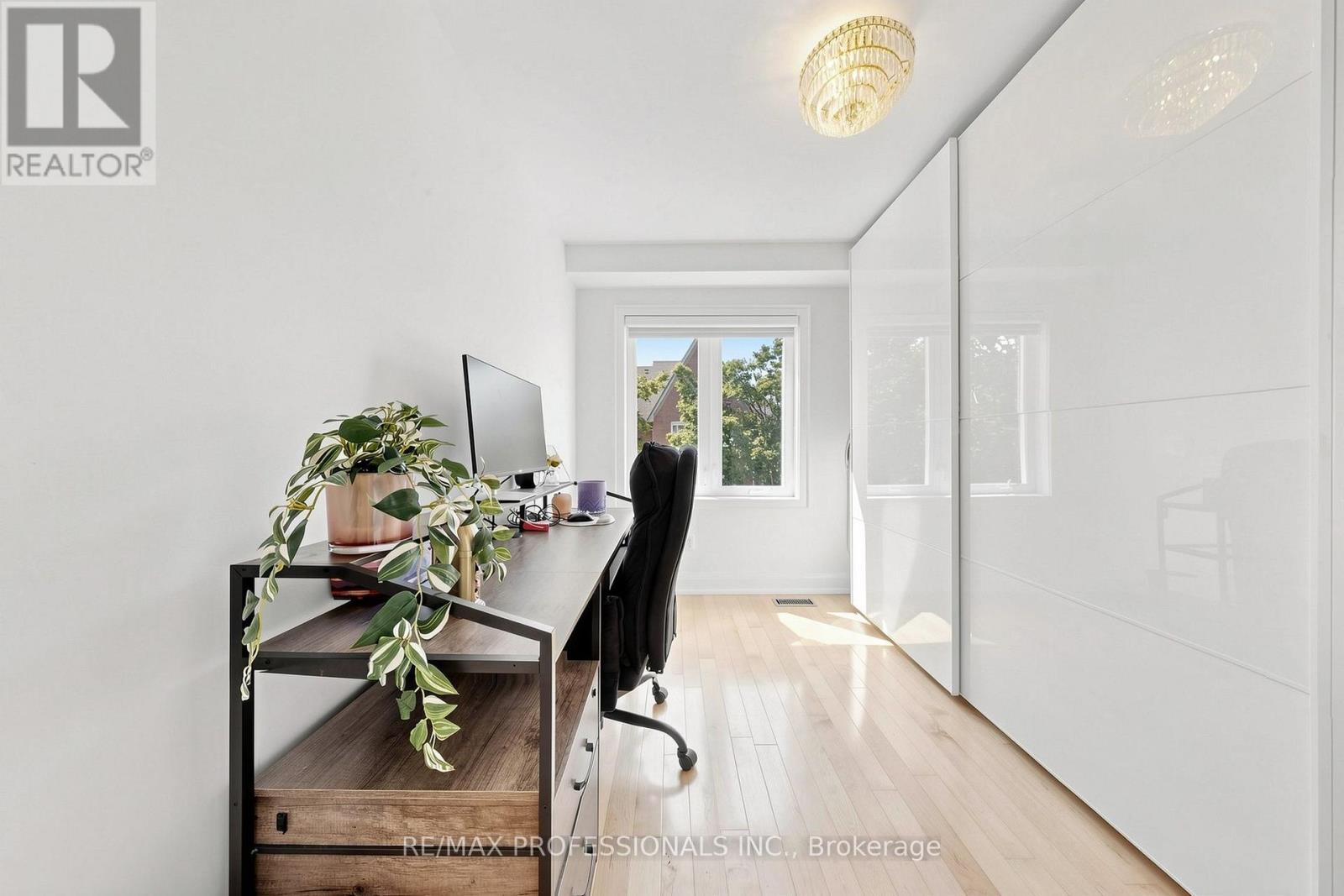 #15A 1064 QUEEN STREET W - 22