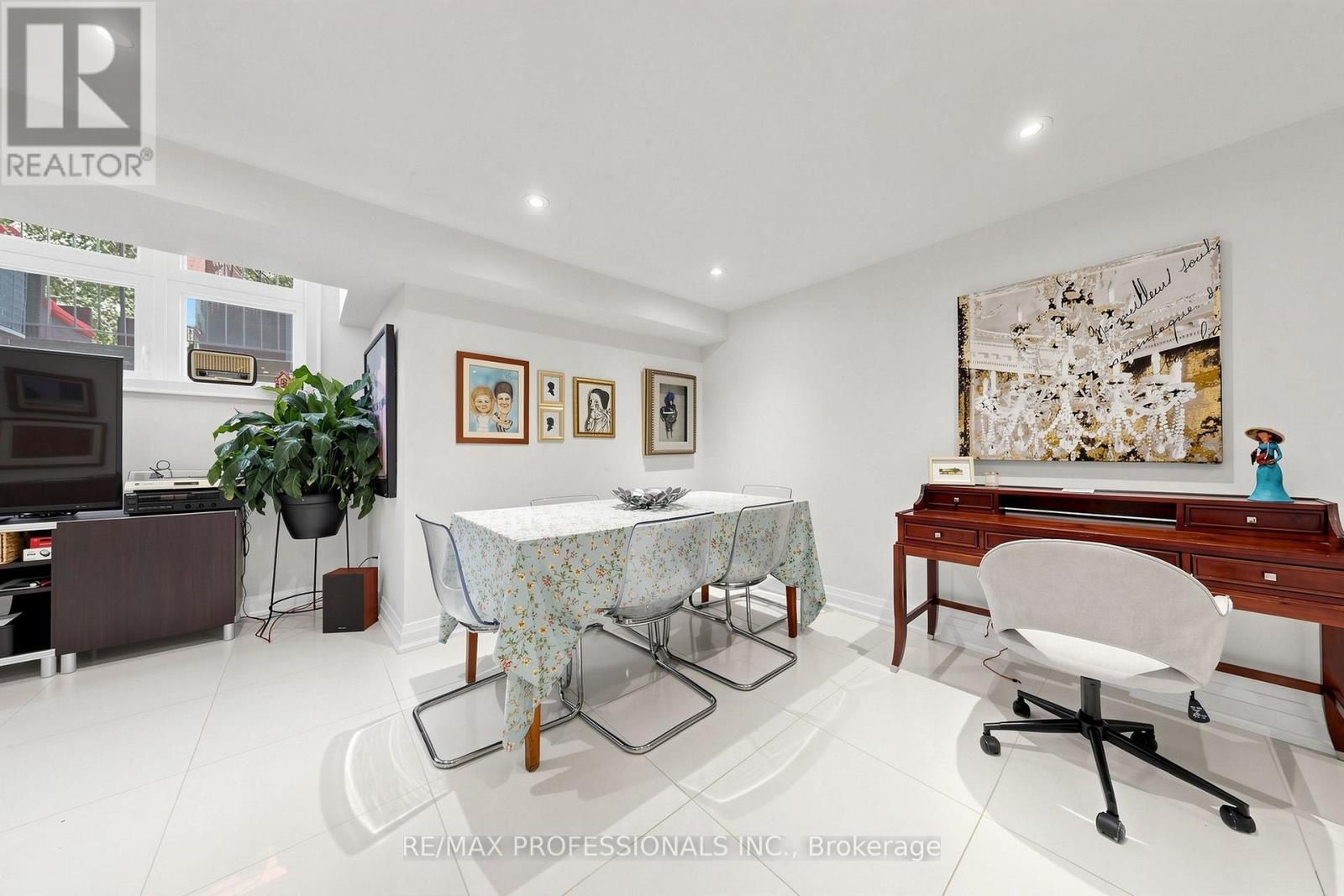#15A 1064 QUEEN STREET W - 31