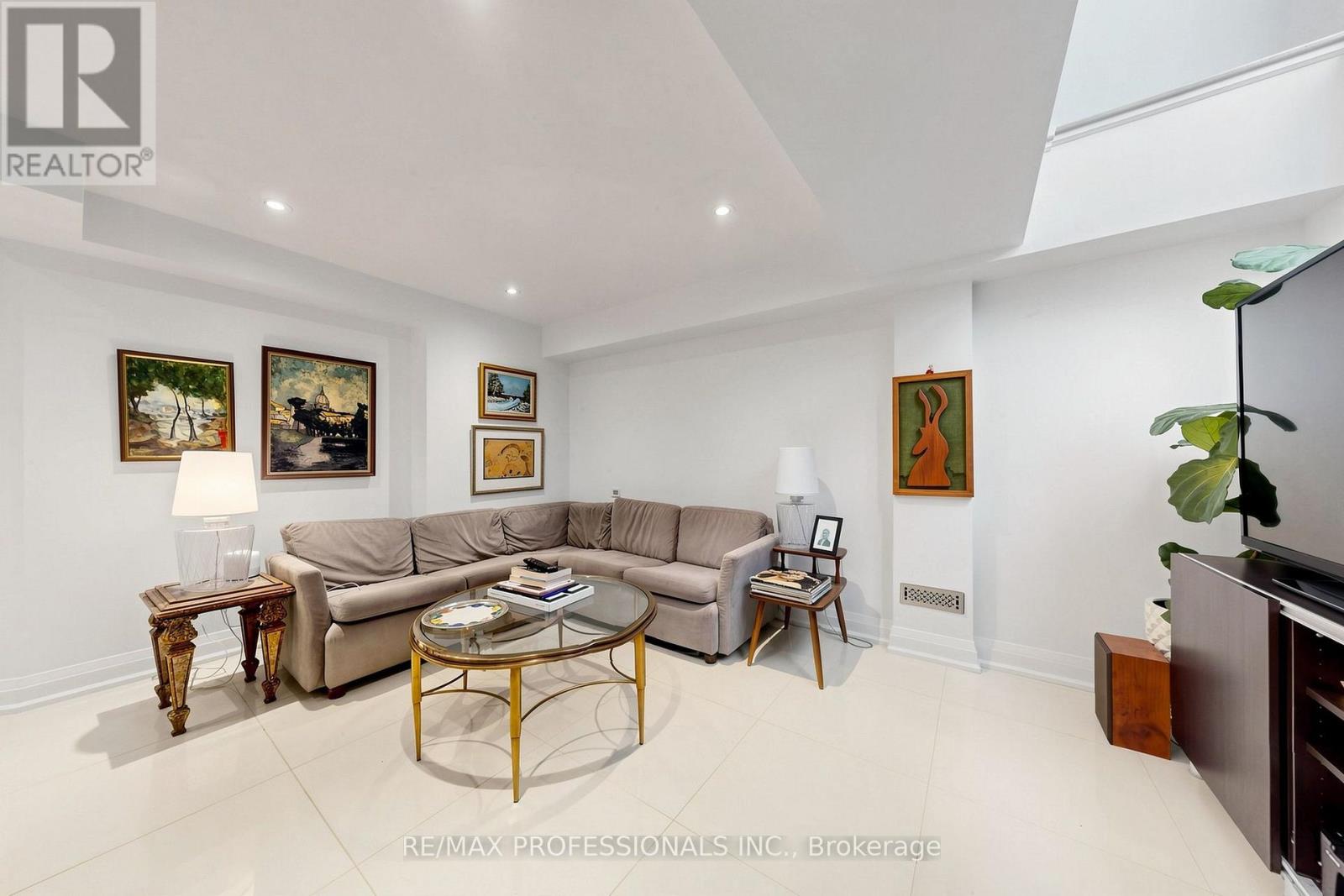 #15A 1064 QUEEN STREET W - 33