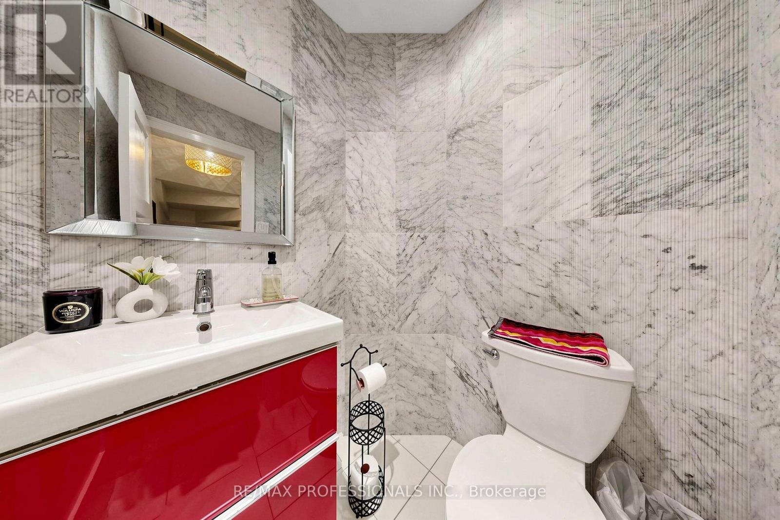 #15A 1064 QUEEN STREET W - 34