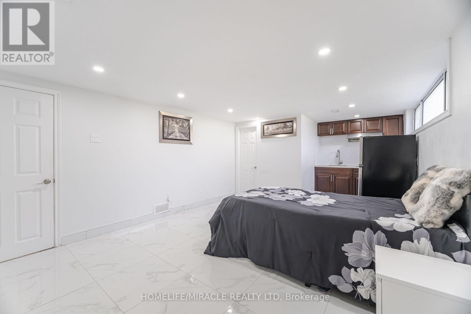 41 BRADSTOCK ROAD - 41