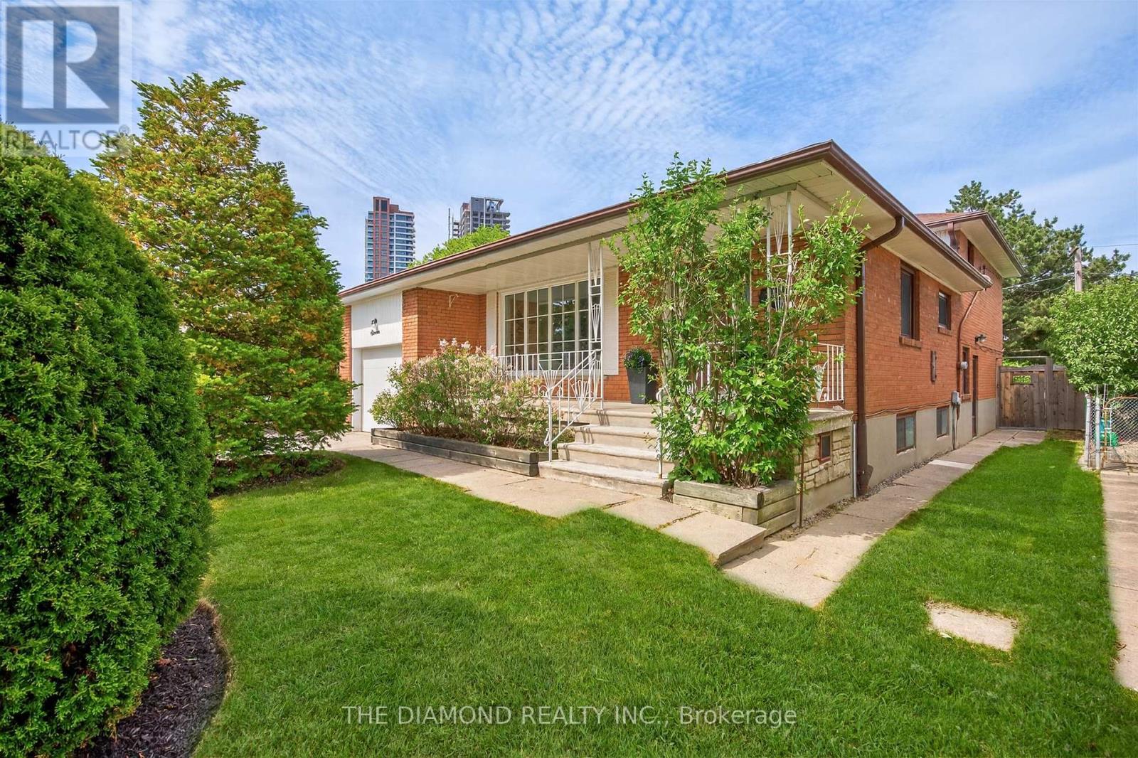 11 SWORDBILL DRIVE