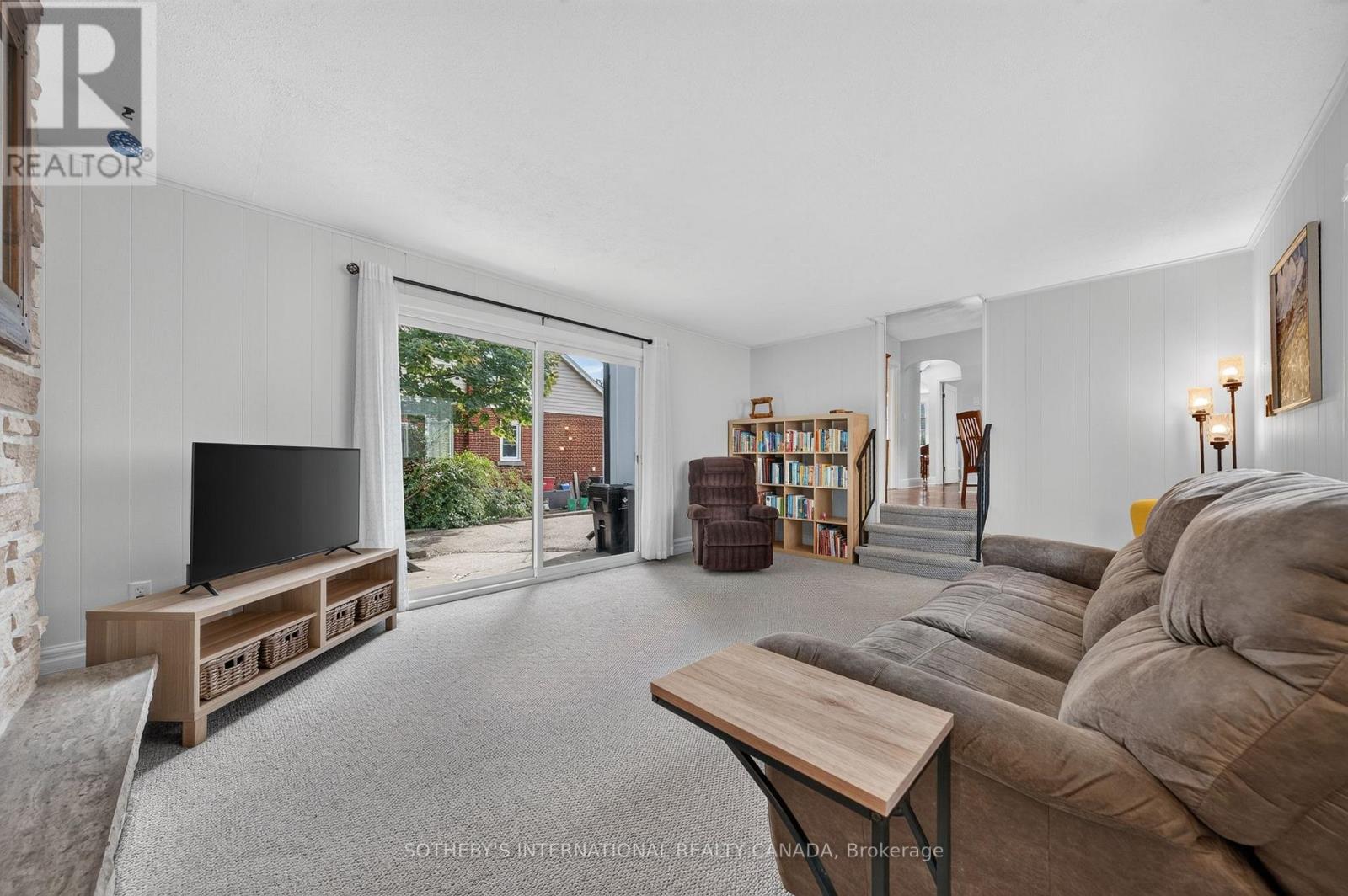38 ROSLIN AVENUE S - Image 12