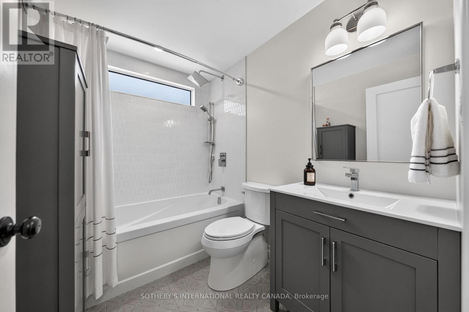 38 ROSLIN AVENUE S - 14