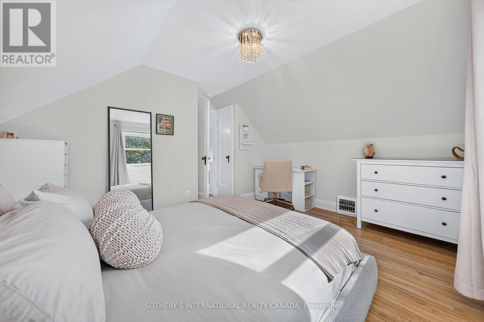 38 ROSLIN AVENUE S - Image 17