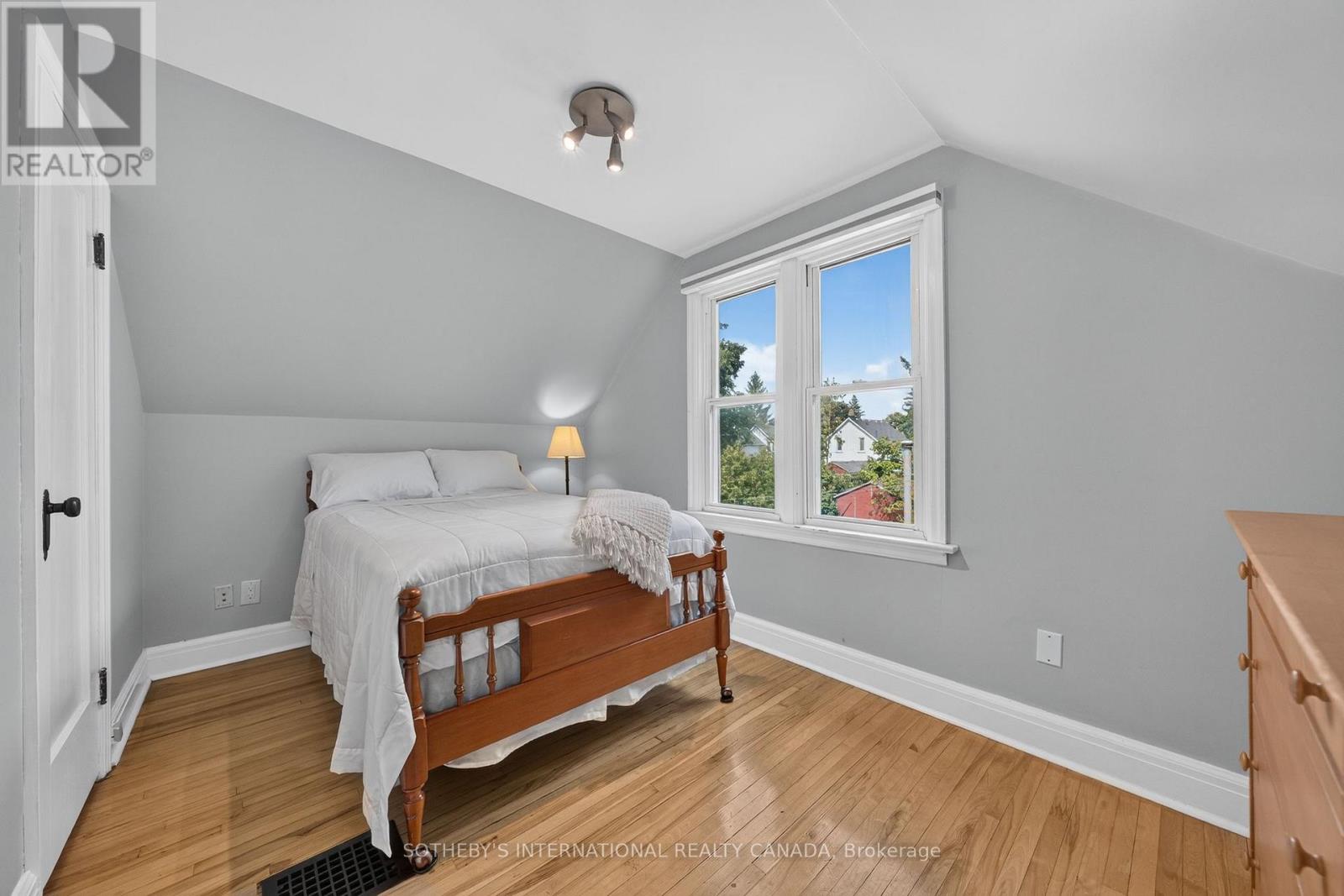 38 ROSLIN AVENUE S - Image 18