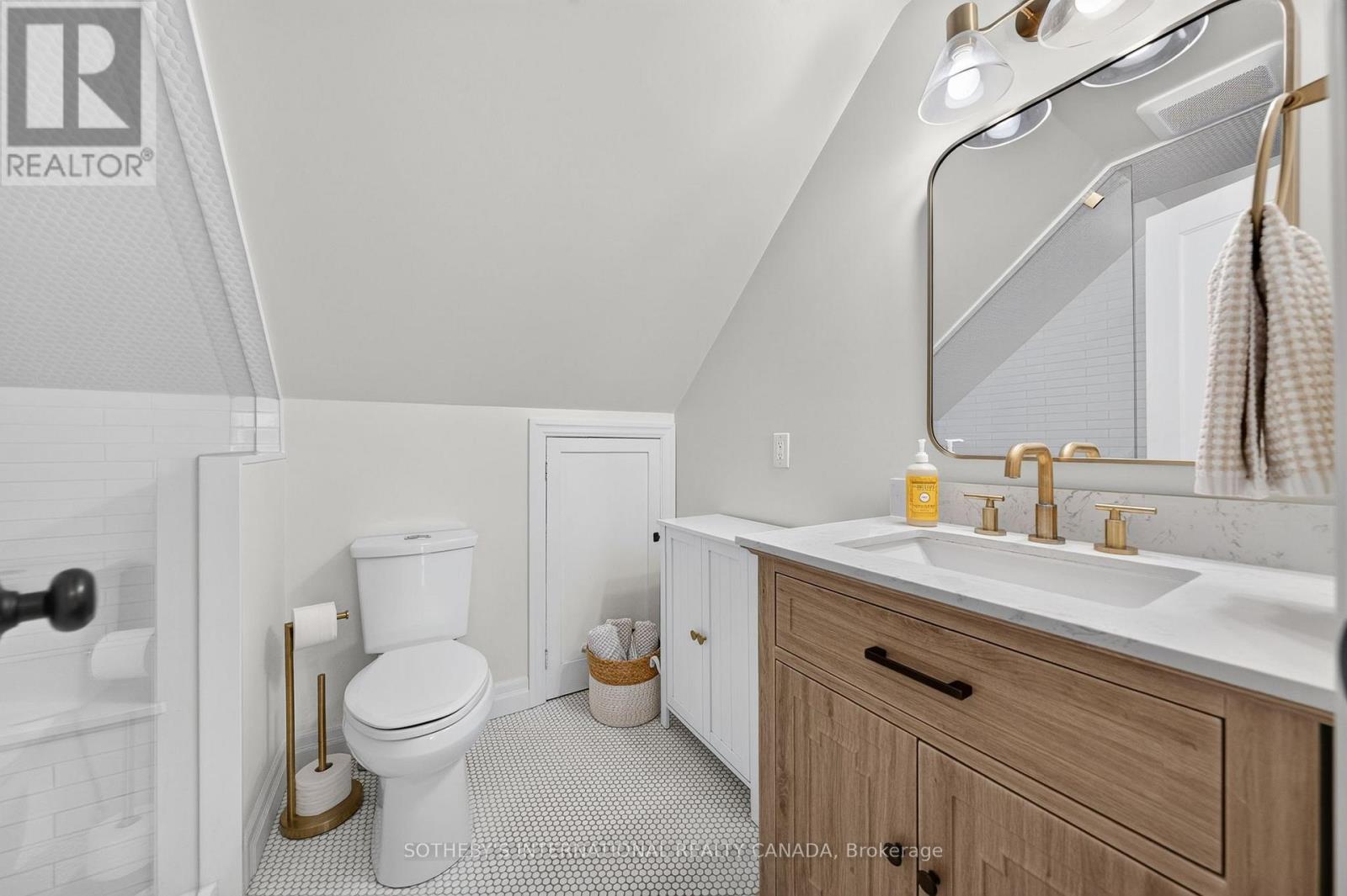 38 ROSLIN AVENUE S - Image 19