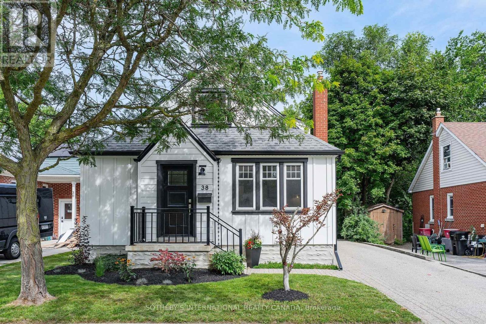 38 ROSLIN AVENUE S — photo 2