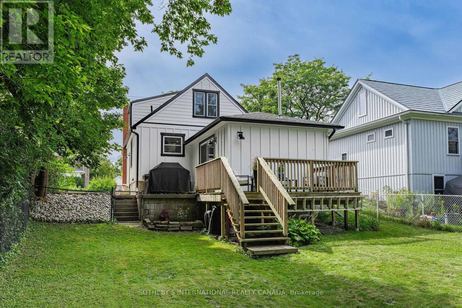 38 ROSLIN AVENUE S - 27