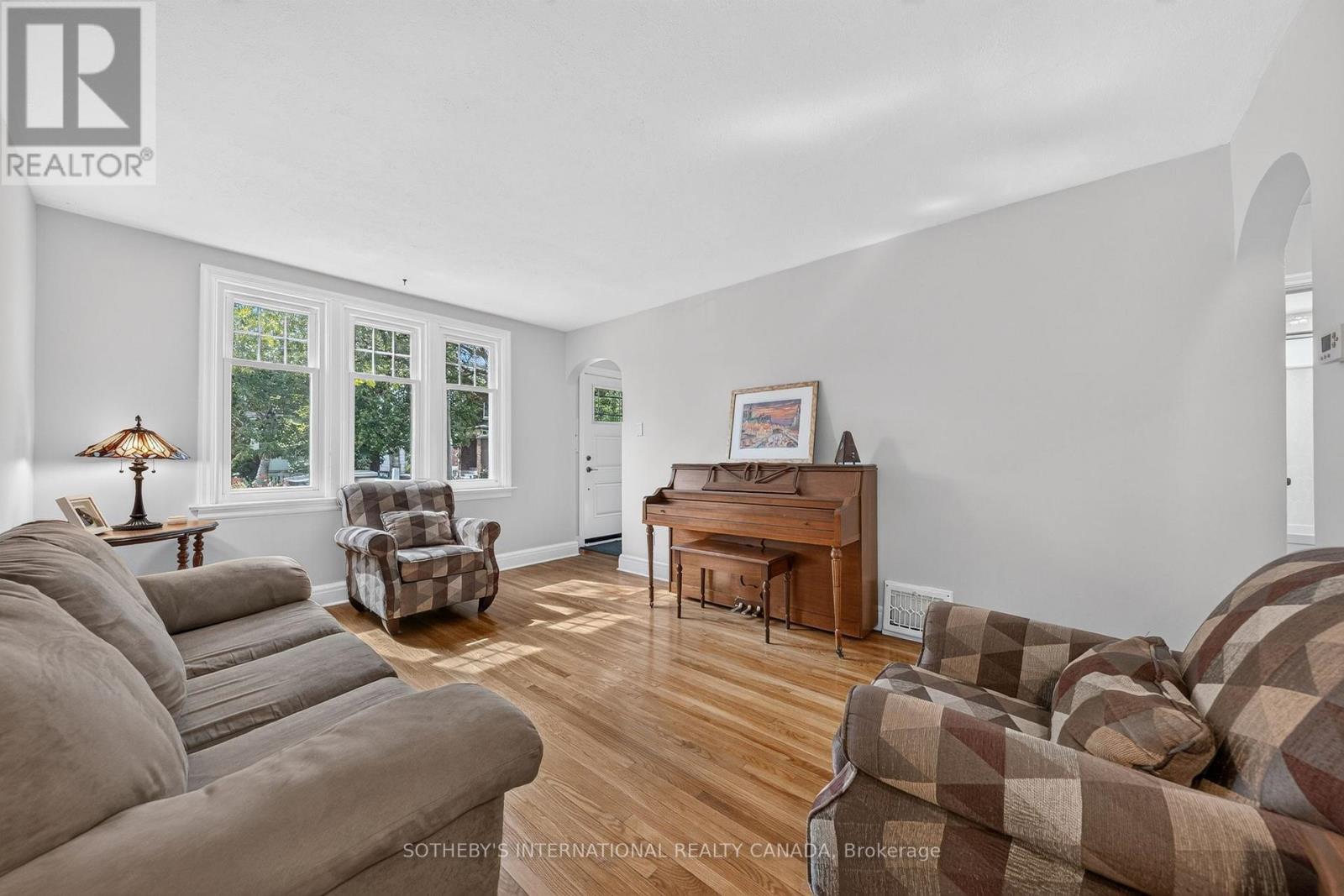 38 ROSLIN AVENUE S — photo 3