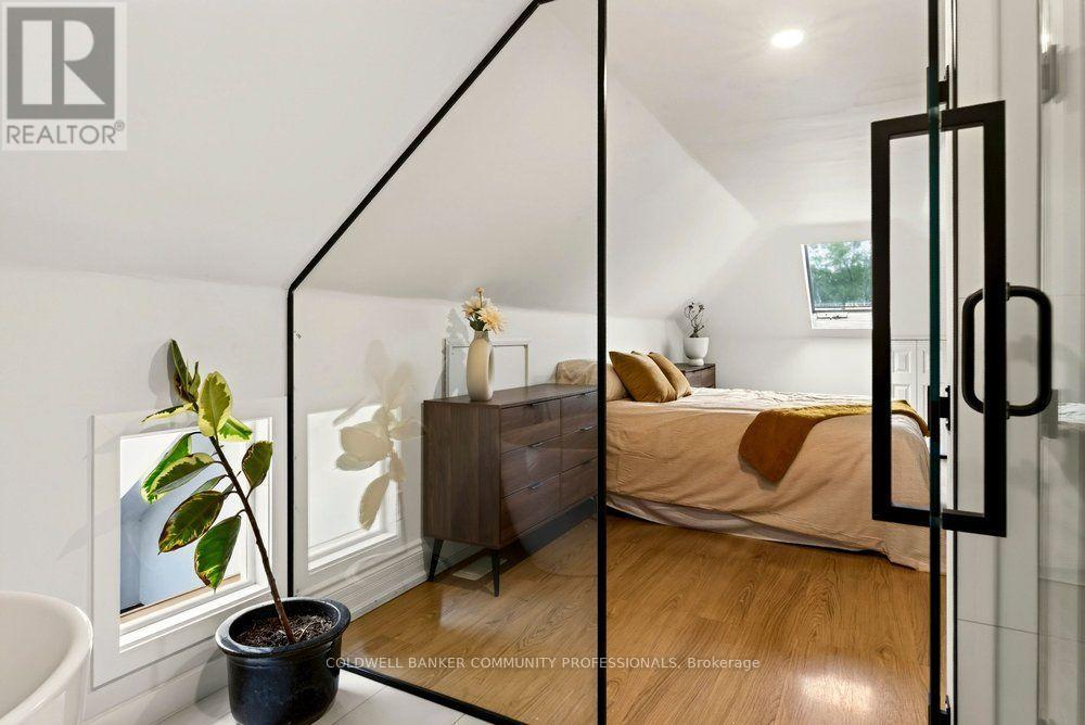 136 WEIR STREET N - 26