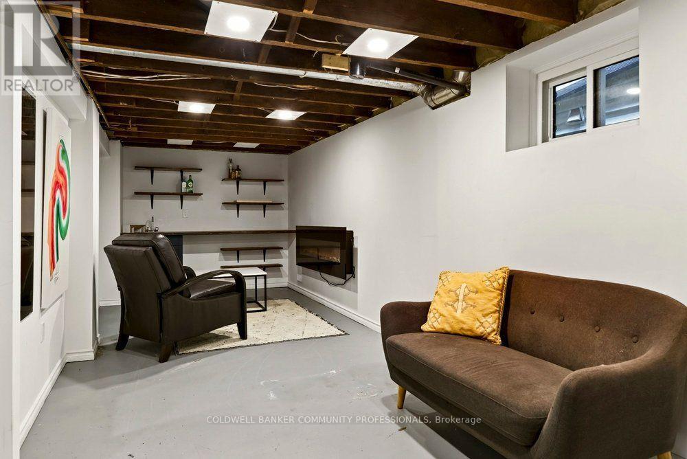 136 WEIR STREET N - 28