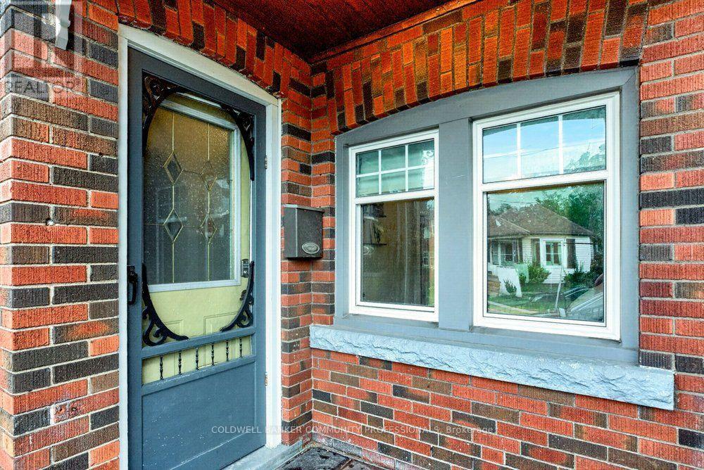136 WEIR STREET N - 3