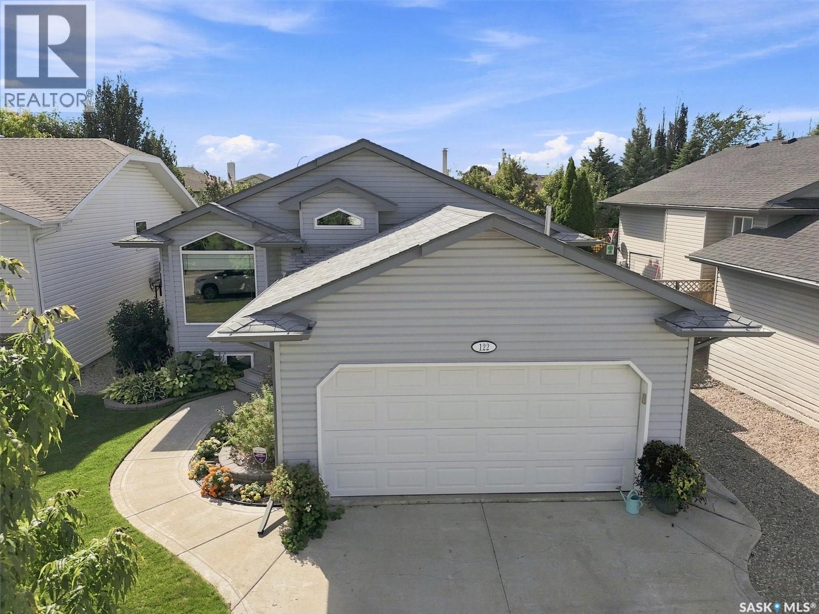 122 Overholt CRESCENT, Saskatoon Saskatchewan — photo 2