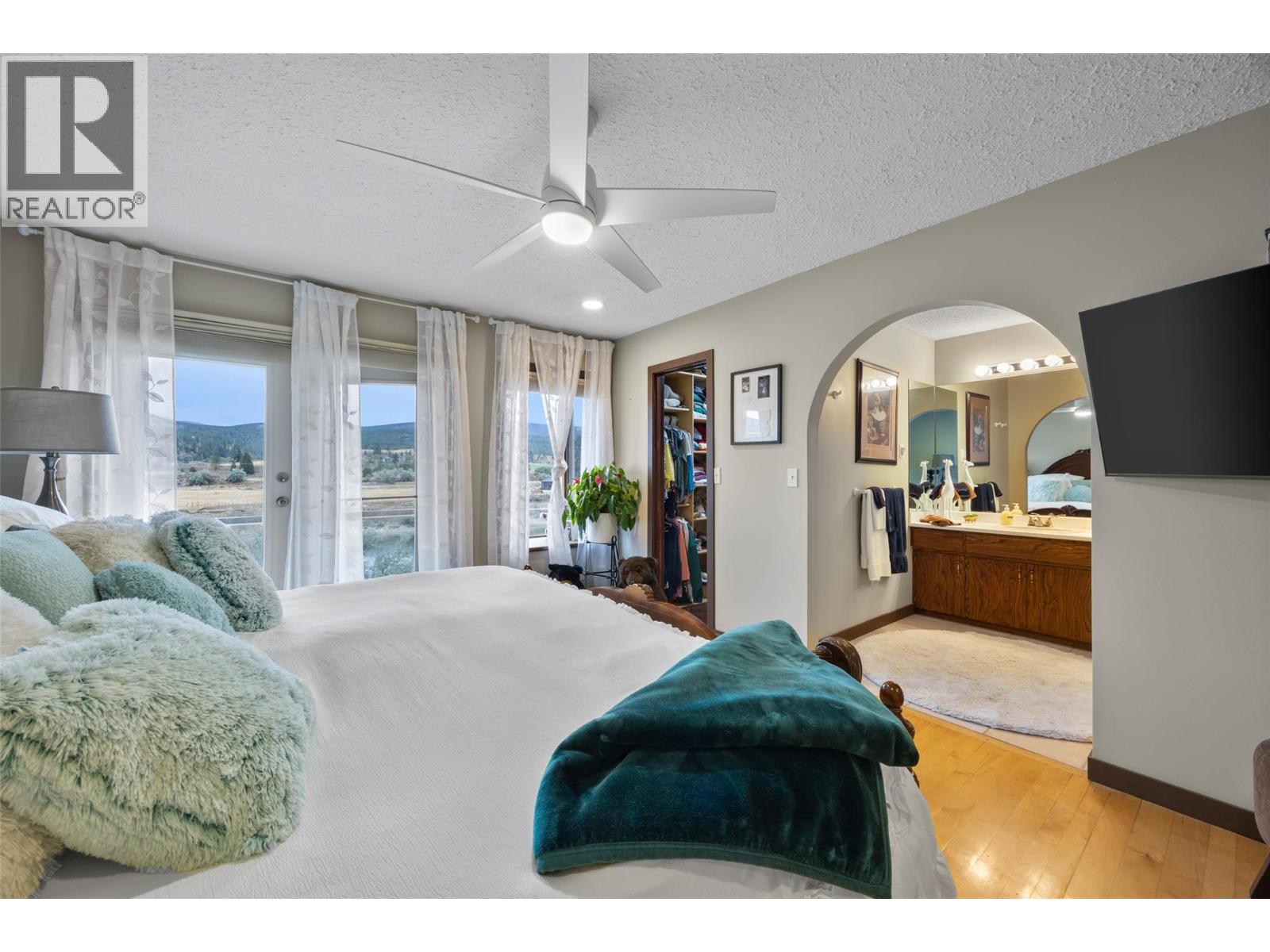 3892 Shuswap Road E - Image 33