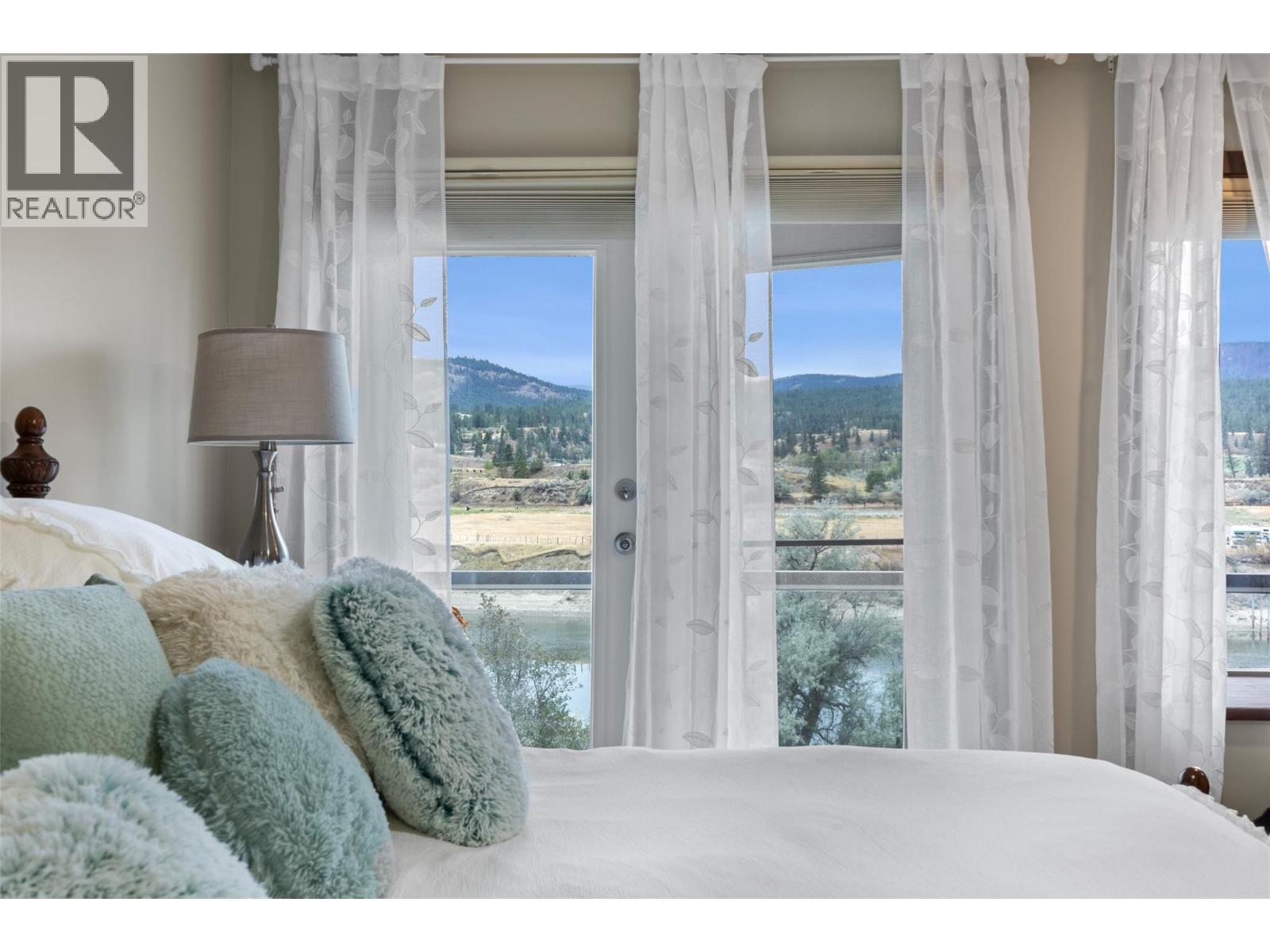 3892 Shuswap Road E - Image 34