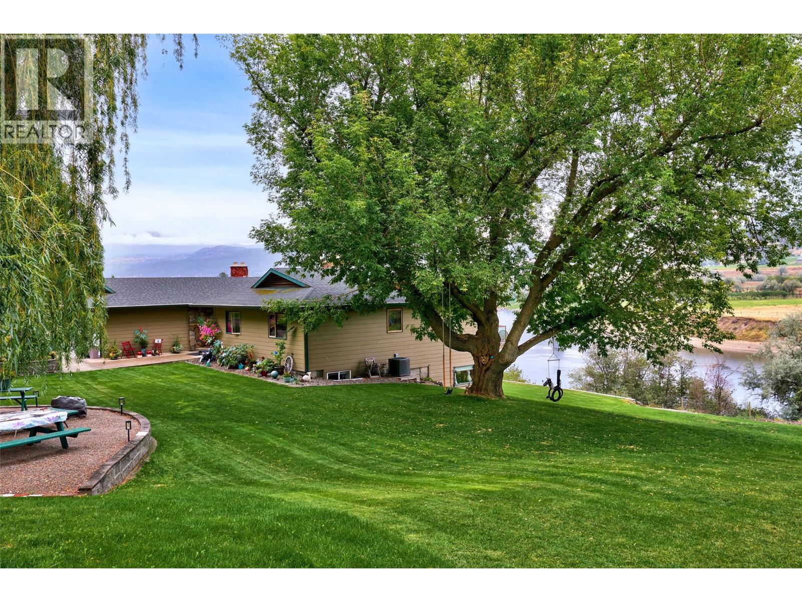 3892 Shuswap Road E - 80