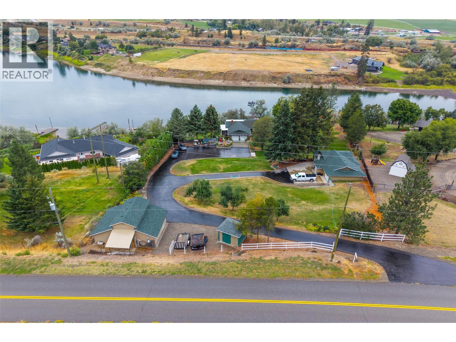 3892 Shuswap Road E - 90