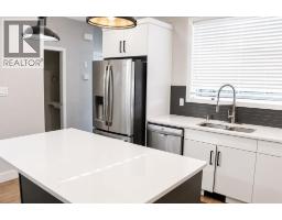 Primary Bedroom - 958 41 Avenue N, Lethbridge, AB T1H7G9 Photo 6