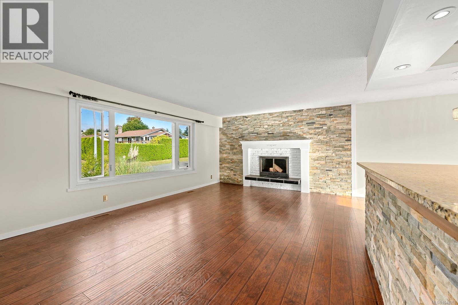 180 Beach Dr - Image 12