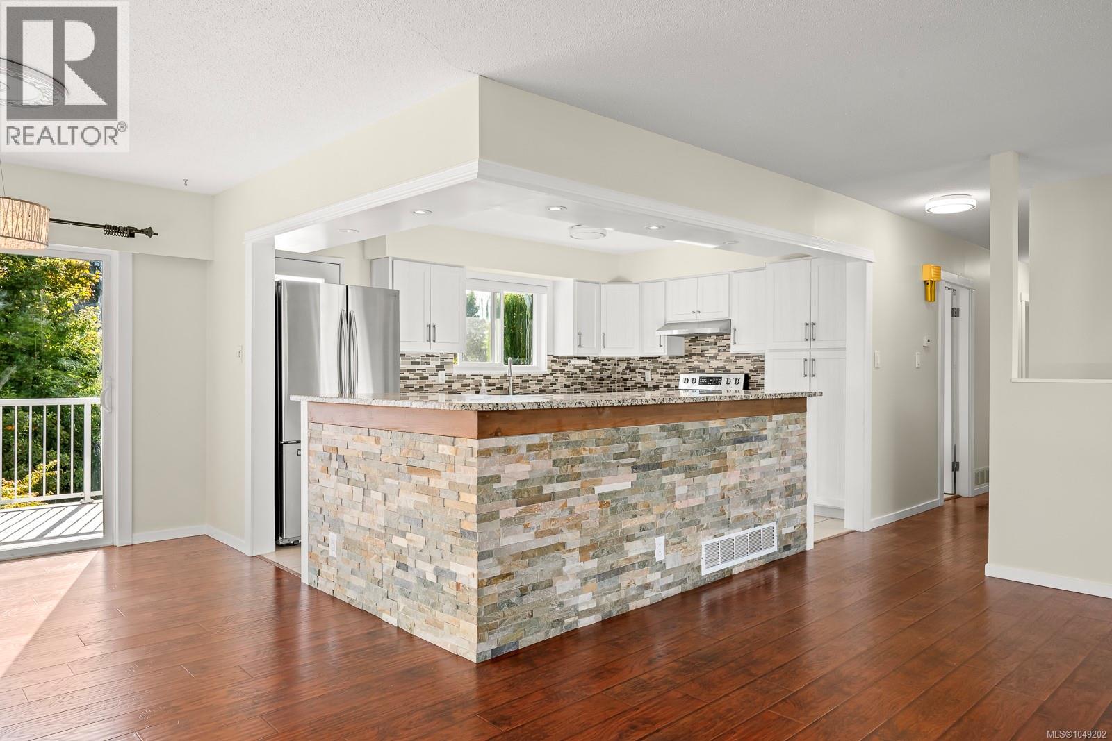 180 Beach Dr - Image 17