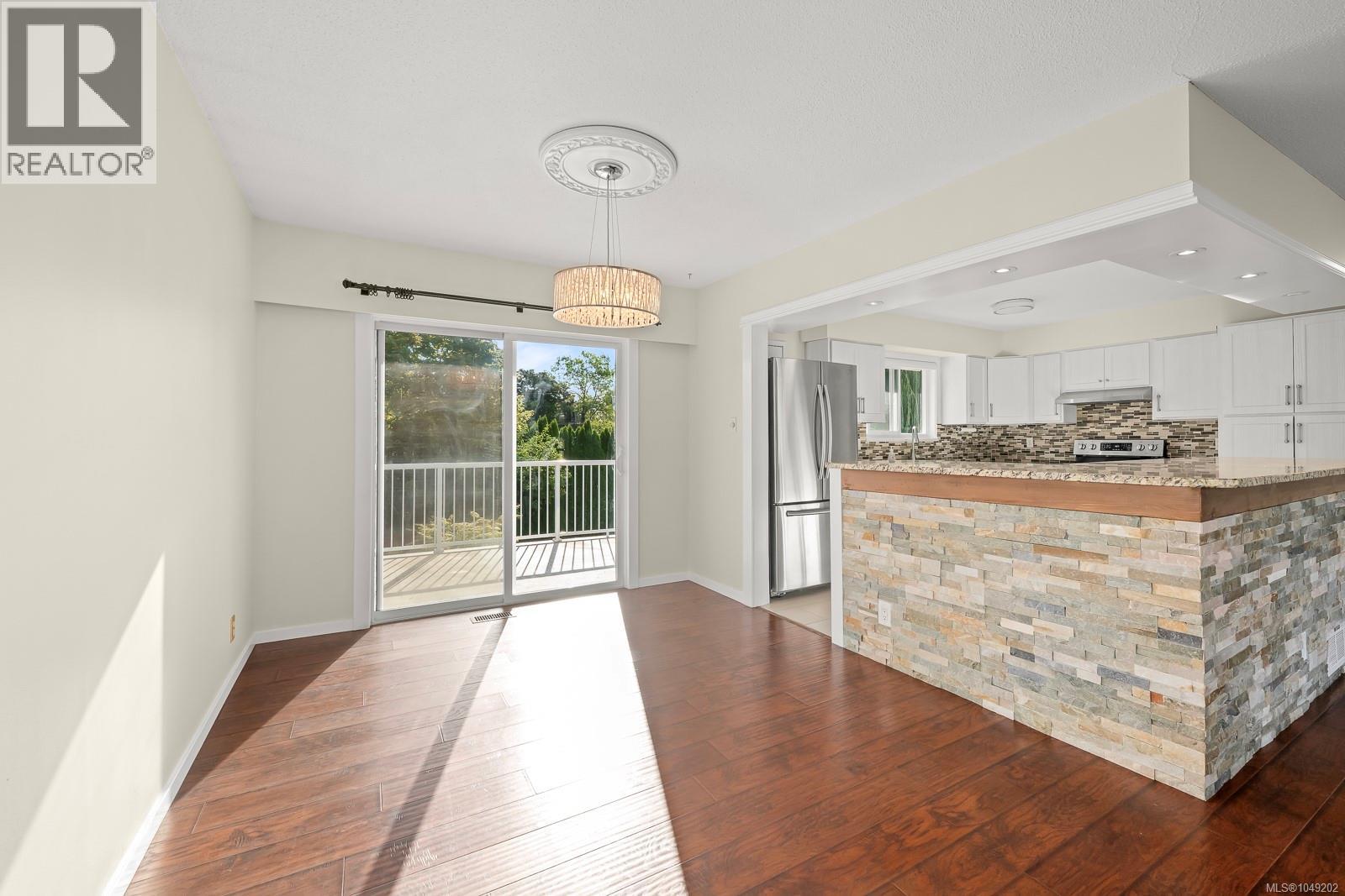 180 Beach Dr - Image 18