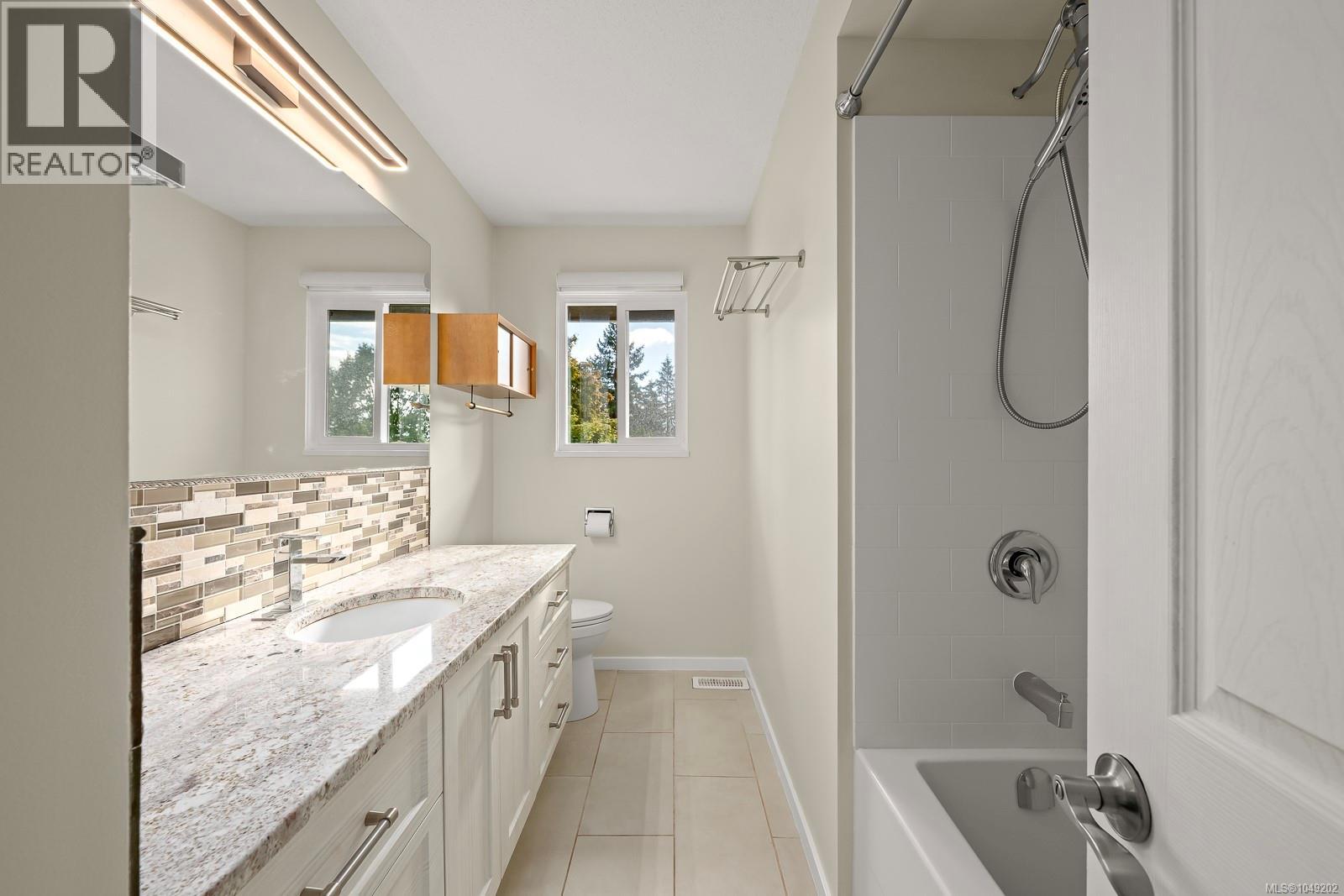 180 Beach Dr - Image 36