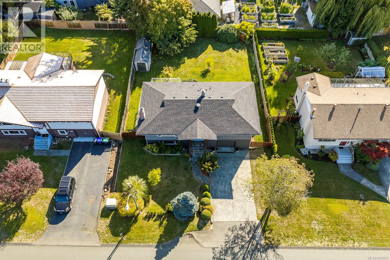 180 Beach Dr - Image 54
