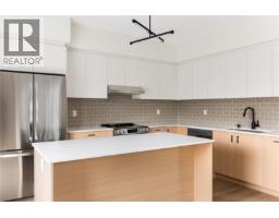 Kitchen - 1 913 Dale St, Saanich, BC V8X2V9 Photo 6