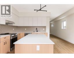 Living room - 1 913 Dale St, Saanich, BC V8X2V9 Photo 8