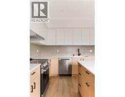 Bathroom - 1 913 Dale St, Saanich, BC V8X2V9 Photo 9