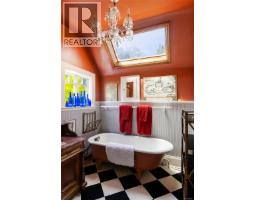 1648 Rockland Ave, Victoria, BC V8S1W7 Photo 33