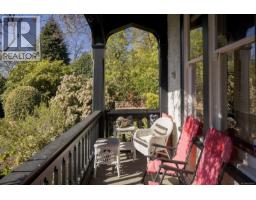 1648 Rockland Ave, Victoria, BC V8S1W7 Photo 36