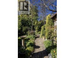 1648 Rockland Ave, Victoria, BC V8S1W7 Photo 37