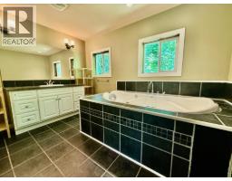 4019 Saunders Road, Passmore, BC V0G2J0 Photo 10