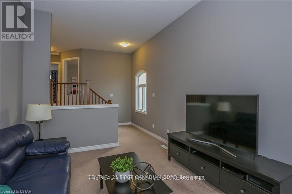 950 Oakcrossing Road — photo 23