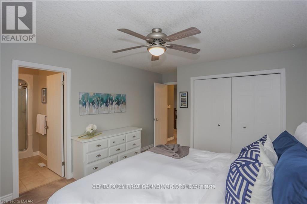 950 Oakcrossing Road — photo 26