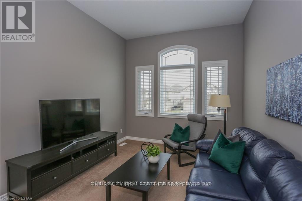 UPPER - 950 OAKCROSSING ROAD, London North (North M) — photo 4