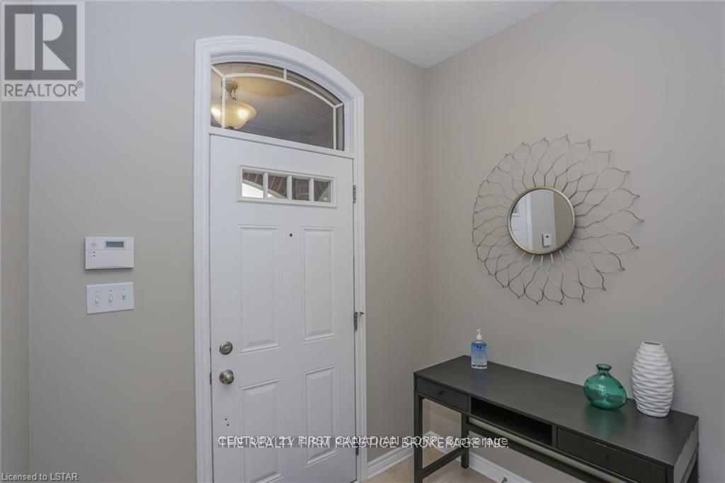 UPPER - 950 OAKCROSSING ROAD, London North (North M) — photo 5